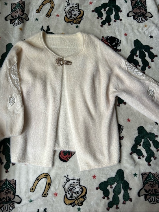 Sweaters - Elegant Cream Women's Sweater with Decorative Brooch